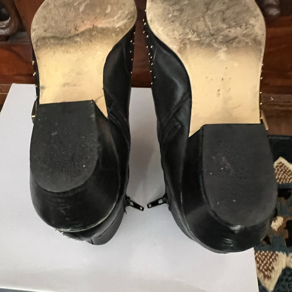 Steve Madden “Madhouse” Buckle Black Leather Gold Studded Ankle Boots Size 6.5! - Picture 9 of 14